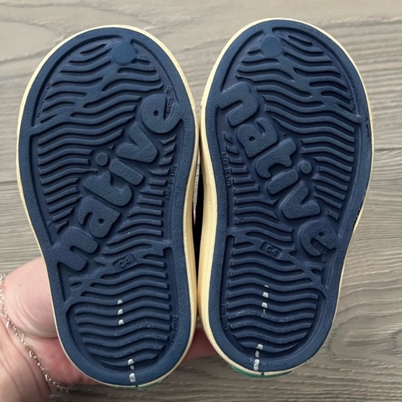 Native navy toddler shoes size 4 - Picture 2 of 6